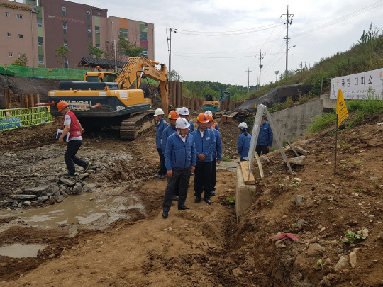 지난 7일 대구경북지역본부 관할 경산 와촌~하양 구간 배관이설 현장에서 정승일 한국가스공사 사장(맨 앞 가운데)이 안전검검을 하고 있다.  가스공사 제공